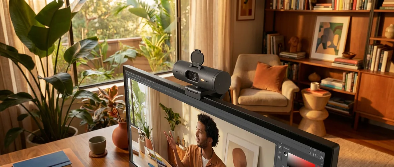Webcam Full HD Logitech Brio 500 com Microfones Duplos com Redução de Ruídos, Proteção de Privacidade, Correção de Luz e Enquadramento Automático - Grafite